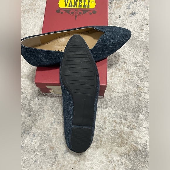 New in Box VANELI Ganet Jeans Flat Size 5M - Picture 2 of 4